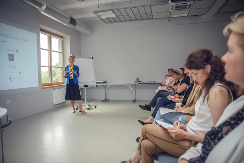 Olga Kairienė veda mokymus šviesioje salėje