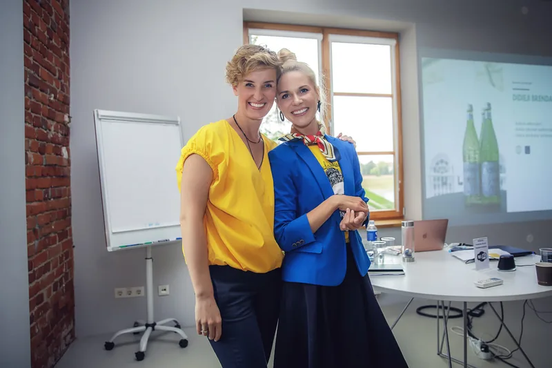 Olga Kairienė su mokymų dalyve prie lentos