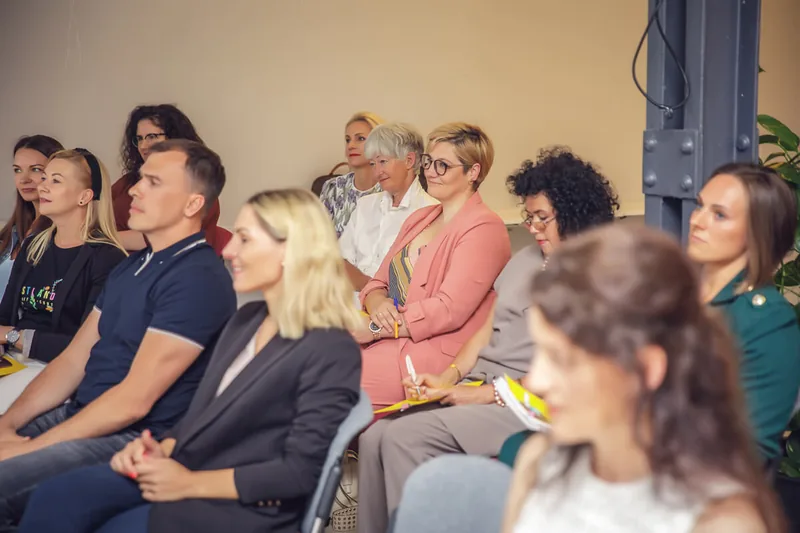 Mokymų dalyviai klausosi Olgos Kairienės
