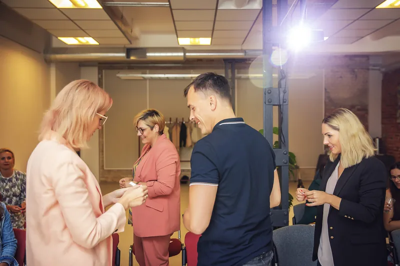 Mokymų dalyviai dirba porose